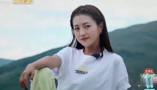 包文婧拍照很做作,袁詠儀:我想對她扔鞋子,網紅都是這樣的!