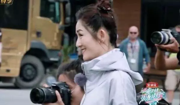 包文婧拍照很做作,袁詠儀:我想對她扔鞋子,網紅都是這樣的!