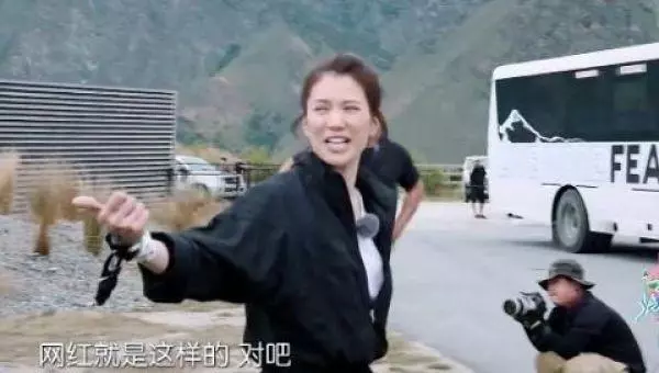 包文婧拍照很做作,袁詠儀:我想對她扔鞋子,網紅都是這樣的!