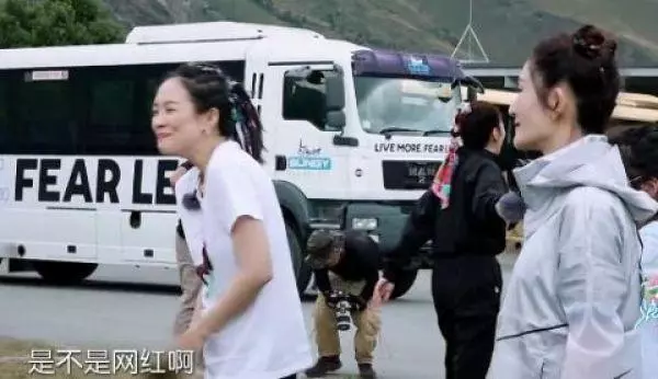包文婧拍照很做作,袁詠儀:我想對她扔鞋子,網紅都是這樣的!