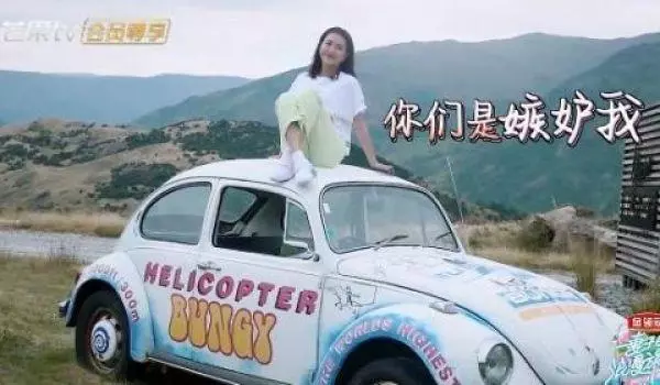 包文婧拍照很做作,袁詠儀:我想對她扔鞋子,網紅都是這樣的!