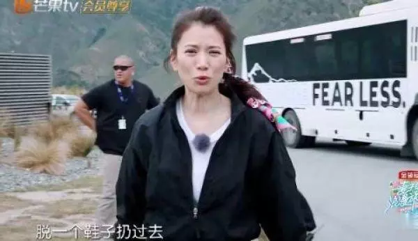 包文婧拍照很做作,袁詠儀:我想對她扔鞋子,網紅都是這樣的!