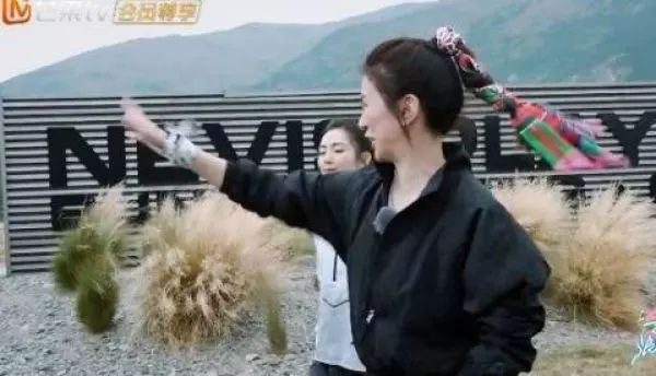 包文婧拍照很做作,袁詠儀:我想對她扔鞋子,網紅都是這樣的!