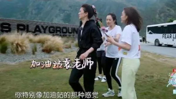包文婧拍照很做作,袁詠儀:我想對她扔鞋子,網紅都是這樣的!