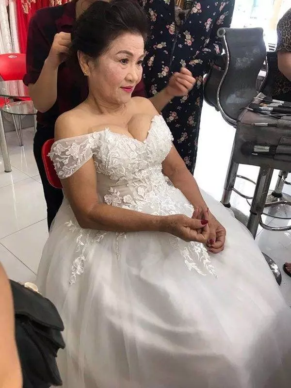73歲老奶奶與37歲男子結婚啦!新娘穿起婚紗身材竟如此火爆!
