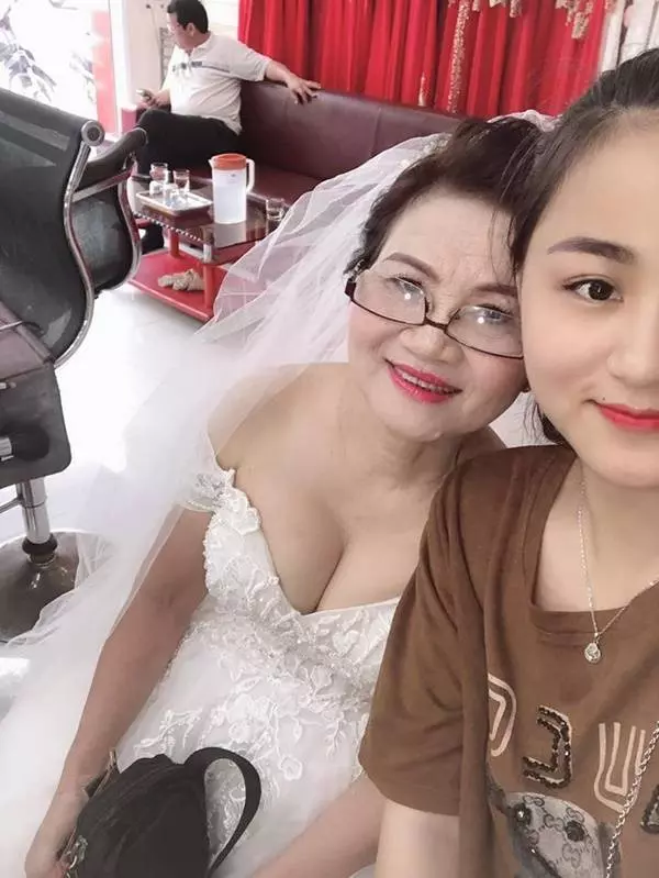 73歲老奶奶與37歲男子結婚啦!新娘穿起婚紗身材竟如此火爆!