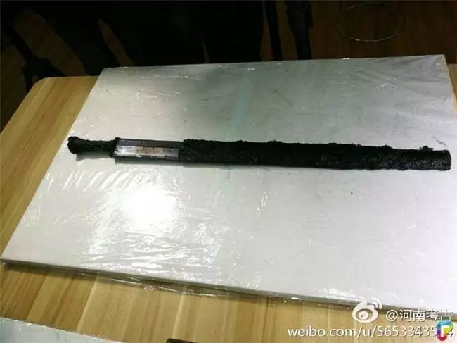 從古墓中出土「 2000 年前的寶劍」,外鞘雖已經腐爛發黑,但「劍一出鞘」閃亮到讓當場的人驚艷了