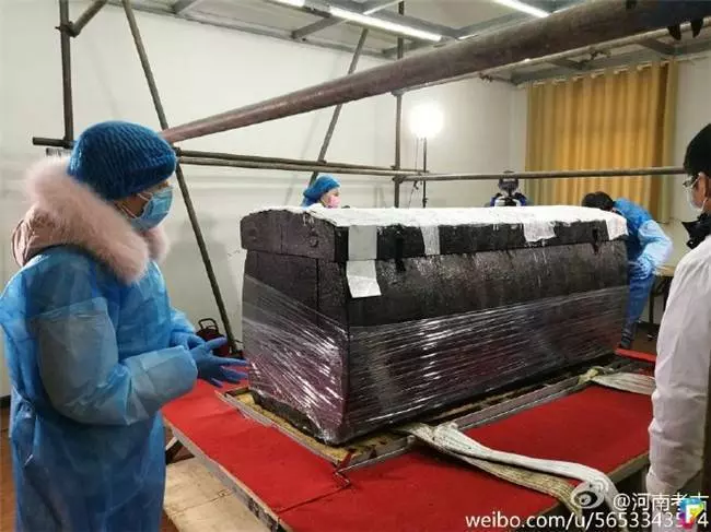 從古墓中出土「 2000 年前的寶劍」,外鞘雖已經腐爛發黑,但「劍一出鞘」閃亮到讓當場的人驚艷了