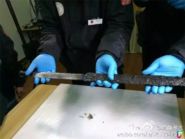 從古墓中出土「 2000 年前的寶劍」,外鞘雖已經腐爛發黑,但「劍一出鞘」閃亮到讓當場的人驚艷了