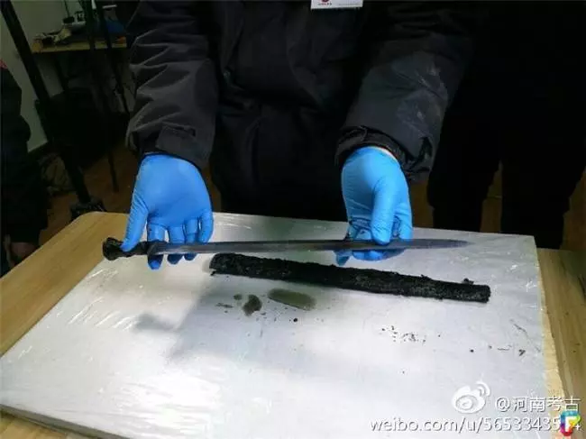從古墓中出土「 2000 年前的寶劍」,外鞘雖已經腐爛發黑,但「劍一出鞘」閃亮到讓當場的人驚艷了