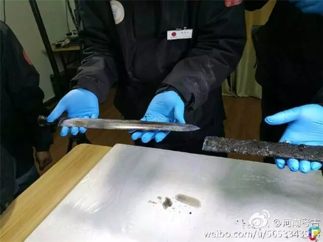 從古墓中出土「 2000 年前的寶劍」,外鞘雖已經腐爛發黑,但「劍一出鞘」閃亮到讓當場的人驚艷了
