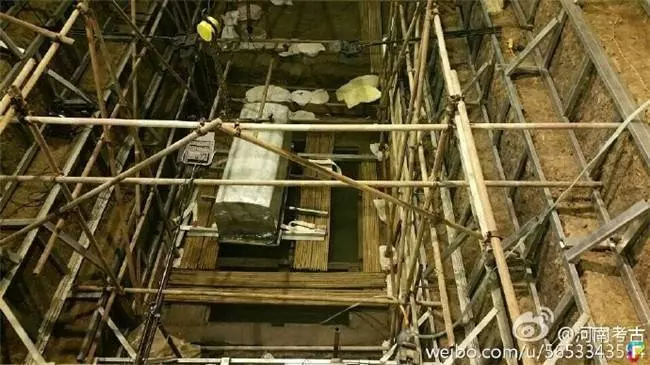 從古墓中出土「 2000 年前的寶劍」,外鞘雖已經腐爛發黑,但「劍一出鞘」閃亮到讓當場的人驚艷了