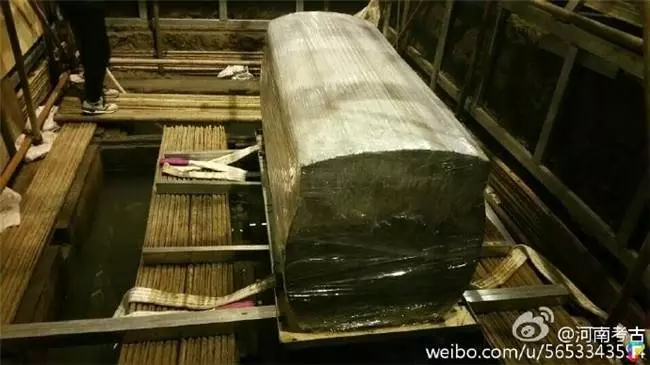 從古墓中出土「 2000 年前的寶劍」,外鞘雖已經腐爛發黑,但「劍一出鞘」閃亮到讓當場的人驚艷了