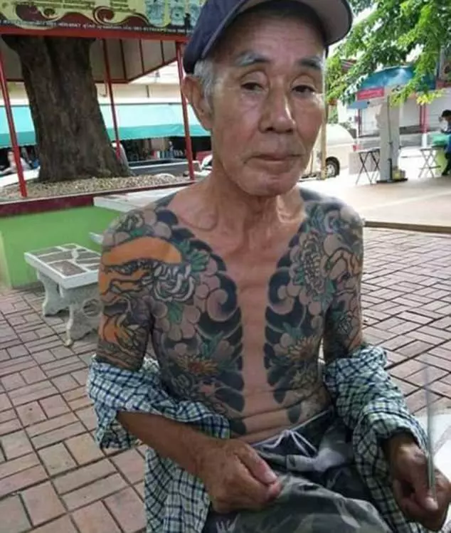 72歲阿伯公園下棋「刺青太帥」被上傳意外爆紅!警方一看「他斷掉一截小指」嚇得馬上逮補!