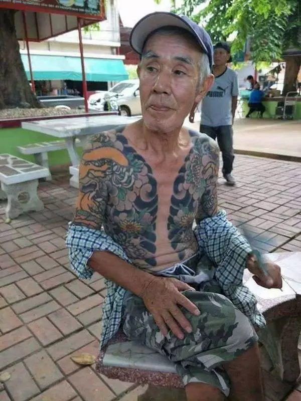 72歲阿伯公園下棋「刺青太帥」被上傳意外爆紅!警方一看「他斷掉一截小指」嚇得馬上逮補!