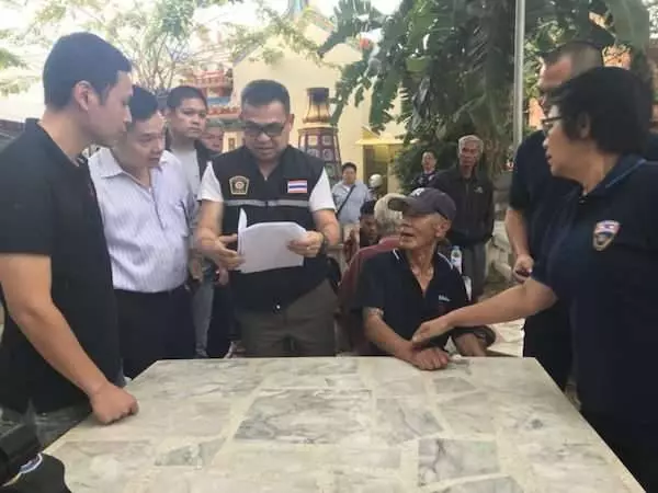 72歲阿伯公園下棋「刺青太帥」被上傳意外爆紅!警方一看「他斷掉一截小指」嚇得馬上逮補!