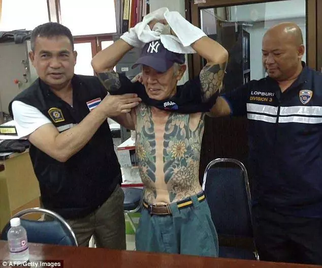 72歲阿伯公園下棋「刺青太帥」被上傳意外爆紅!警方一看「他斷掉一截小指」嚇得馬上逮補!