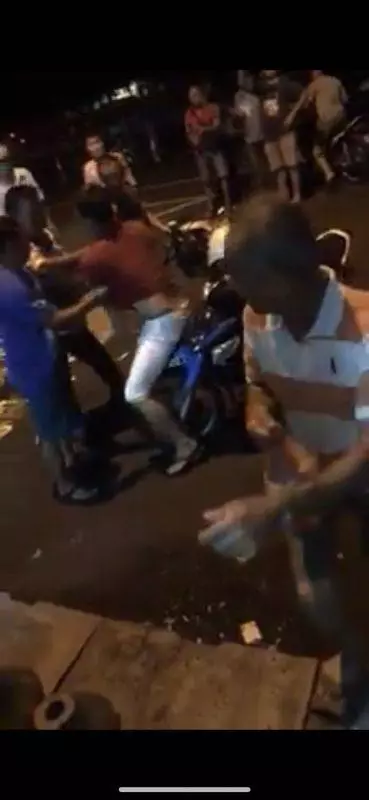 【到底發生什麼事?】朝閻羅王比中指爆粗 少年撩陰白無常!