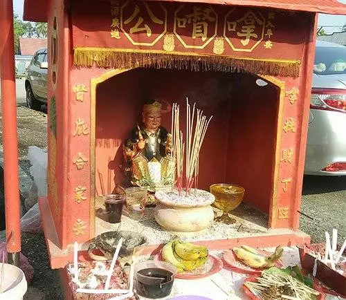 【到底發生什麼事?】朝閻羅王比中指爆粗 少年撩陰白無常!