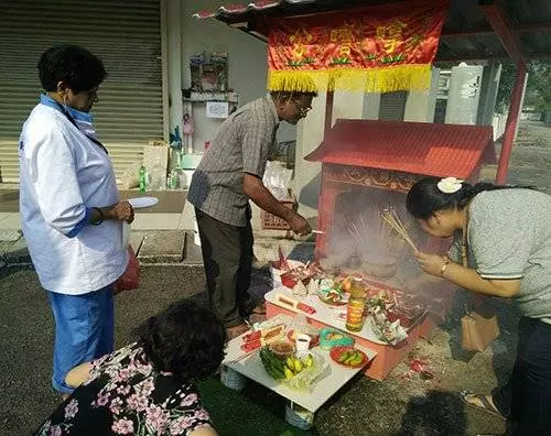 【到底發生什麼事?】朝閻羅王比中指爆粗 少年撩陰白無常!