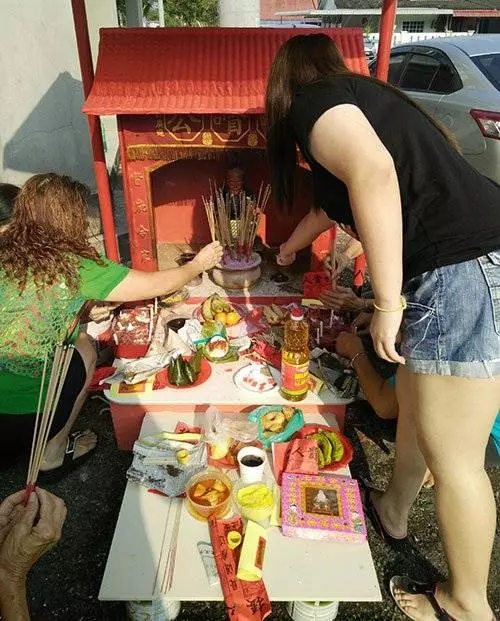 【到底發生什麼事?】朝閻羅王比中指爆粗 少年撩陰白無常!