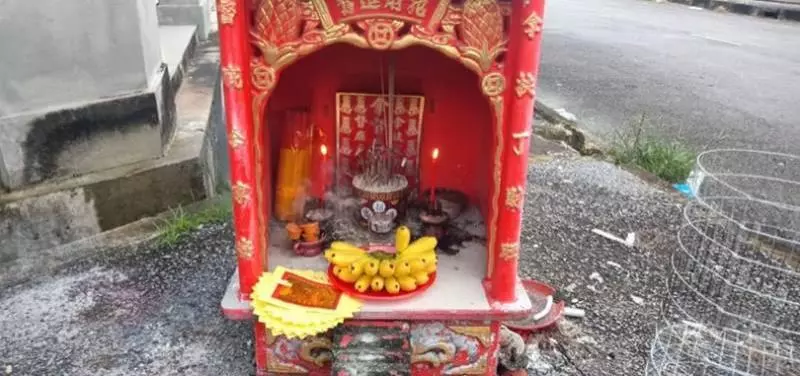 【到底發生什麼事?】朝閻羅王比中指爆粗 少年撩陰白無常!