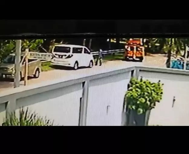 大馬網友:車停在家門口,幾個印度人用拖車把它弄走了~