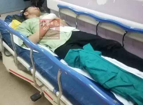 食指傷得最重幾乎斷開,接著左腳挨刀…