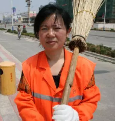 女清潔工路上撿到50萬,還錢時卻打了失主5巴掌,民警:這次他沒法逃了
