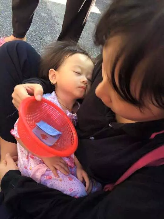 【附視頻】大馬驚爆 !女童被拐帶去行乞 !! 母親警局認領愛女 恍如隔世 ~~~