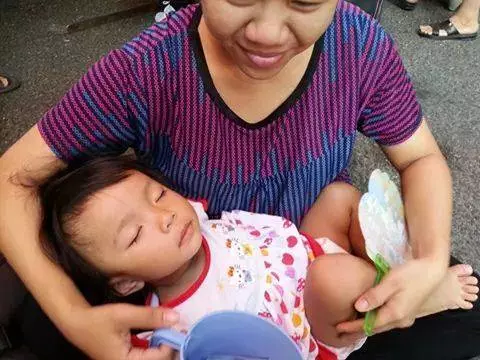【附視頻】大馬驚爆 !女童被拐帶去行乞 !! 母親警局認領愛女 恍如隔世 ~~~