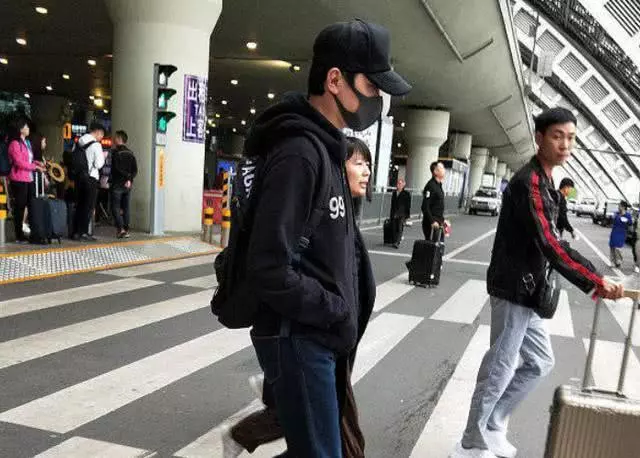 兒子滿月準備開工,粉絲機場拍到趙麗穎,這身材也是絕了!