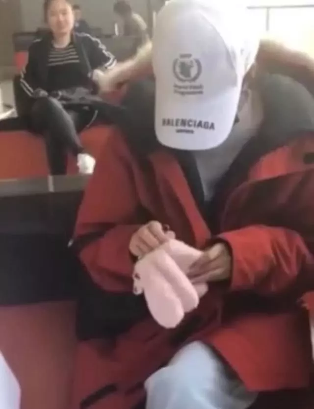 兒子滿月準備開工,粉絲機場拍到趙麗穎,這身材也是絕了!