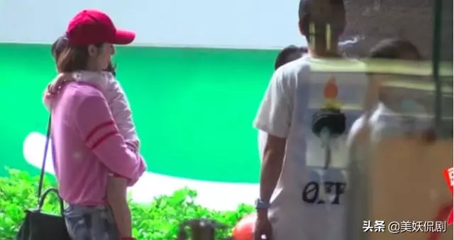 Ella直言張丹峰為人很爛,安以軒還吐槽他摳,不顧女兒當街吸菸吵架!
