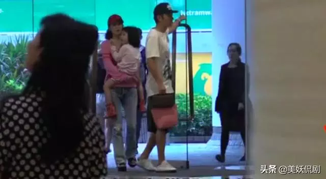 Ella直言張丹峰為人很爛,安以軒還吐槽他摳,不顧女兒當街吸菸吵架!