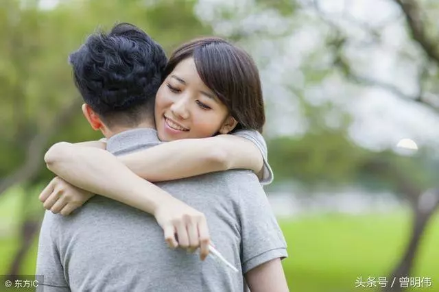 寡婦撿個傻子當丈夫,被村民笑話,3年後家裡來一人,全村蒙住