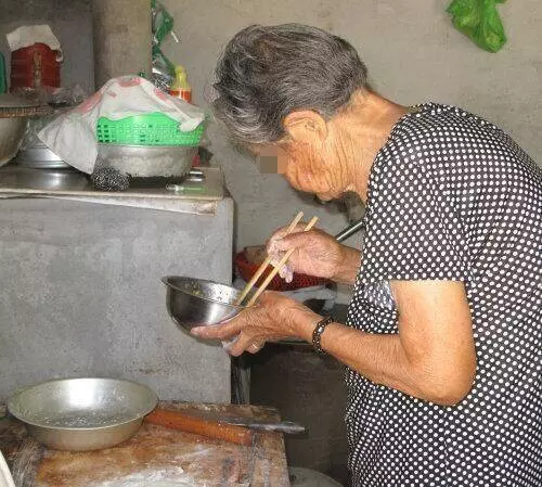 寡婦撿個傻子當丈夫,被村民笑話,3年後家裡來一人,全村蒙住