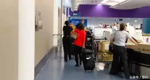 大媽去澳洲探望兒子,過海關時被攔,行李箱一打開,竟成了所有人的噩夢!