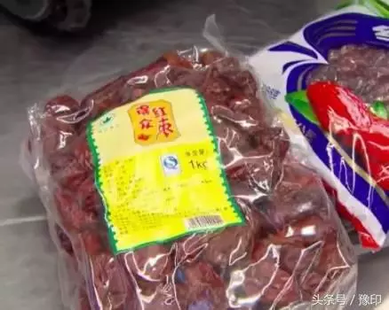 大媽去澳洲探望兒子,過海關時被攔,行李箱一打開,竟成了所有人的噩夢!
