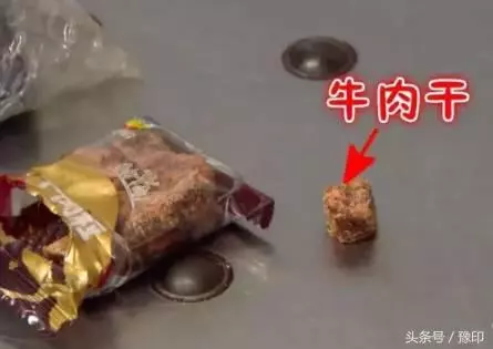 大媽去澳洲探望兒子,過海關時被攔,行李箱一打開,竟成了所有人的噩夢!