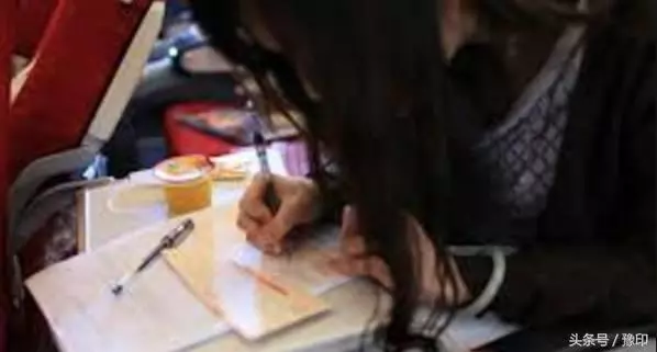 大媽去澳洲探望兒子,過海關時被攔,行李箱一打開,竟成了所有人的噩夢!
