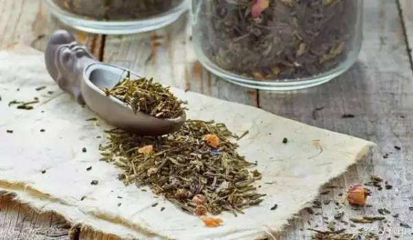 大媽去澳洲探望兒子,過海關時被攔,行李箱一打開,竟成了所有人的噩夢!