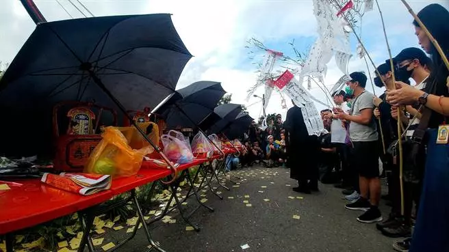 普悠瑪奪董家8命!她哽咽曝「二女兒崩潰摔自己」想不開 法師通靈後發現「爸爸有話要說」