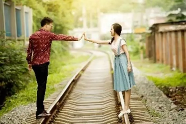 有錢男子相親裝窮,飯沒吃完女孩離開,婚禮上遇見,男子傻了