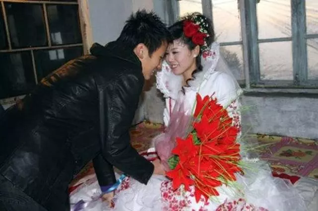 有錢男子相親裝窮,飯沒吃完女孩離開,婚禮上遇見,男子傻了