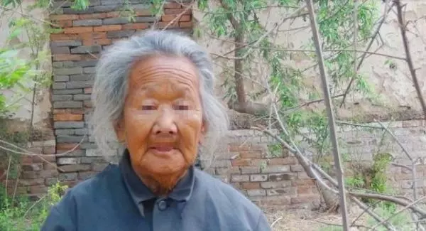 婆婆做一桌好菜,我全喂了狗,鄰居見了給我一紙條,看後我哭著跑回家和婆婆認錯
