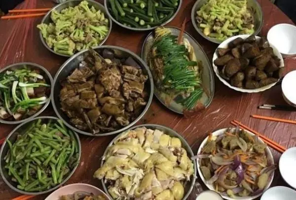 婆婆做一桌好菜,我全喂了狗,鄰居見了給我一紙條,看後我哭著跑回家和婆婆認錯