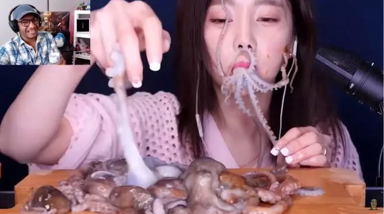 正妹為了吃,不計形象!生吞章魚「八爪滿臉狂爬」超猙獰...網友看傻眼:快吐了