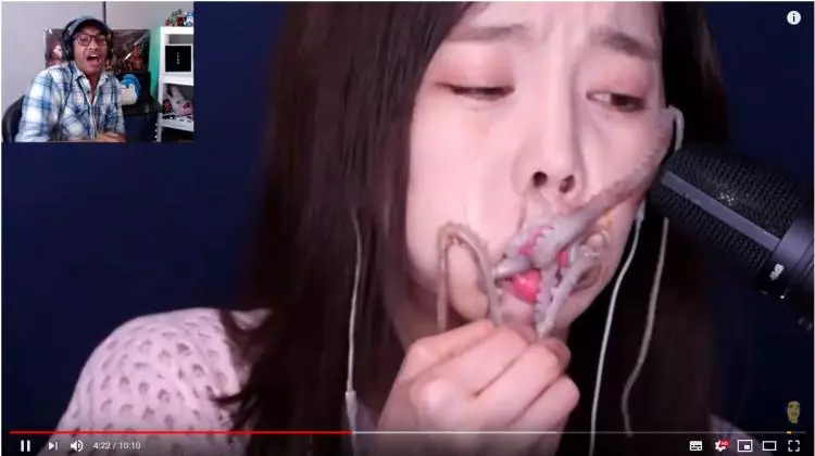正妹為了吃,不計形象!生吞章魚「八爪滿臉狂爬」超猙獰...網友看傻眼:快吐了