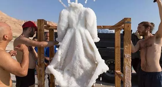 藝術家將禮服「泡死海」2個月,竟出現「意想不到」的樣子!網友讚:好美!